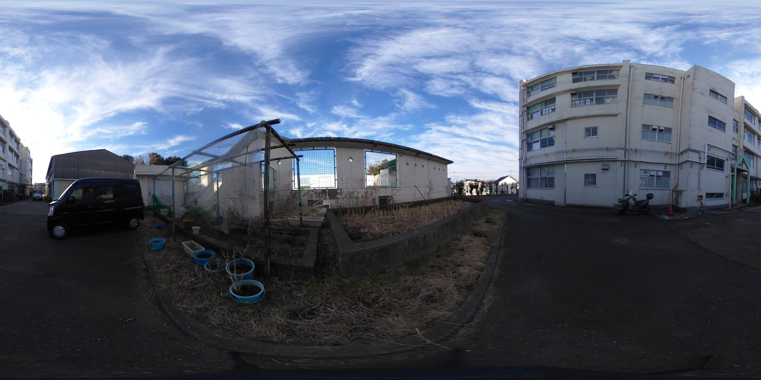 校舎裏　プールの前